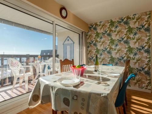 une salle à manger avec une table et une grande fenêtre dans l'établissement Apartment Cap Cabourg-19 by Interhome, à Cabourg