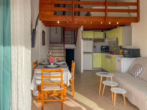- une cuisine et une salle à manger avec une table et un canapé dans l'établissement Apartment Les Saladelles-4 by Interhome, au Grau-du-Roi