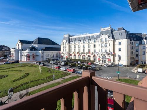 - un balcon offrant une vue sur un bâtiment dans l'établissement Apartment Le Normandie Home by Interhome, à Cabourg