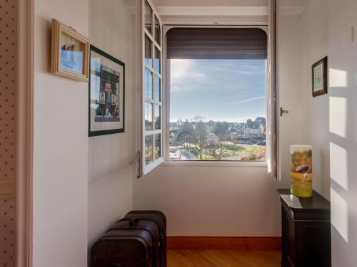 une fenêtre dans une pièce avec un banc devant elle dans l'établissement Apartment Le Normandie Home by Interhome, à Cabourg