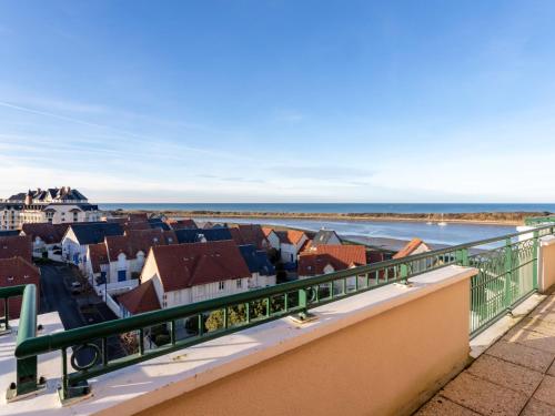 balkon z widokiem na miasto w obiekcie Apartment La Presqu'île-7 by Interhome w mieście Cabourg