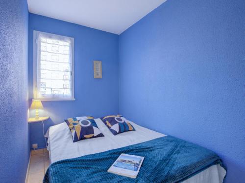 カネ・アン・ルシヨンにあるApartment Les Coraux-3 by Interhomeの青い壁のベッド付きの青いベッドルーム1室