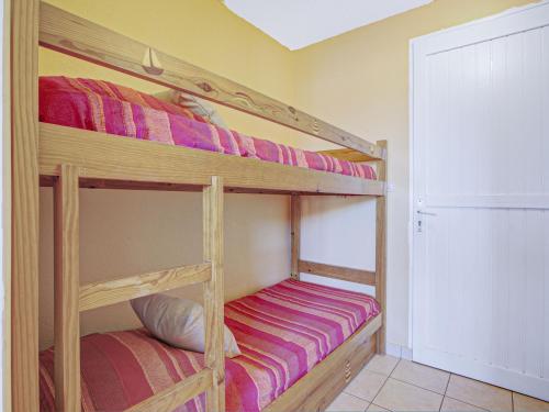 カネ・アン・ルシヨンにあるApartment Les Coraux-3 by Interhomeのベッドルーム1室(二段ベッド2組付)