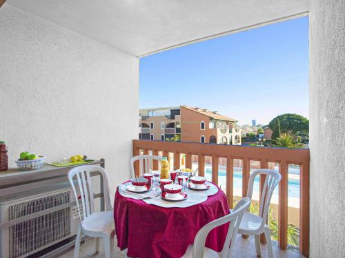 - une table sur un balcon avec une table et des chaises dans l'établissement Apartment Les Coraux-3 by Interhome, à Canet