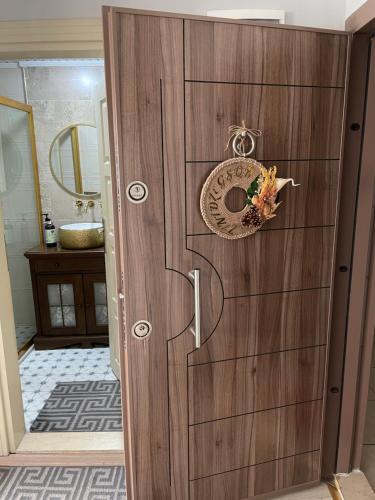 eine Holztür mit einem Kranz im Bad in der Unterkunft Şehir merkezinde lüx daire in Van