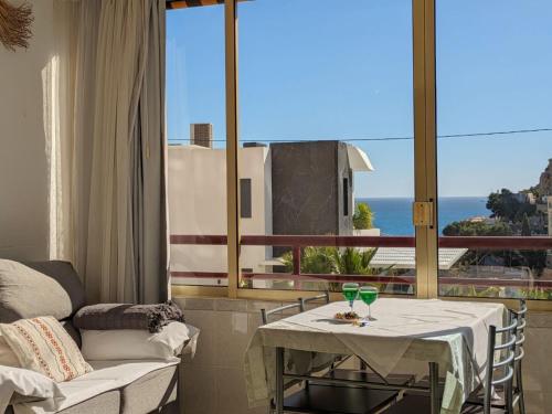 カーラ・デ・フィネストラットにあるApartment Don Miguel III by Interhomeのテーブル付きの客室で、海の景色を望めます。