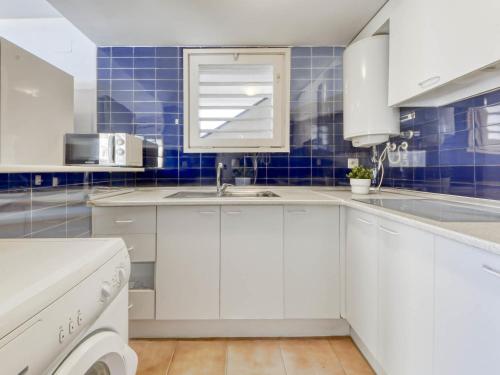 Kjøkken eller kjøkkenkrok på Apartment Platja de Roses-4 by Interhome