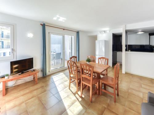 cocina y comedor con mesa y sillas en Apartment Platja de Roses-10 by Interhome, en Roses