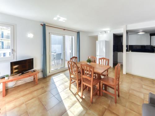 TV a/nebo společenská místnost v ubytování Apartment Platja de Roses-10 by Interhome