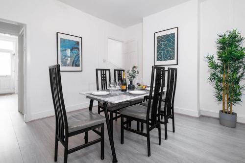 a dining room with a table and chairs at Stylish 3 Bedroom House - WIFI - NETFLIX - Parking - Garden - 11T in Birmingham