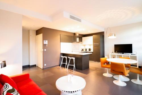 un salon avec un canapé et une table dans l'établissement Residence Bivouac, à Cannes