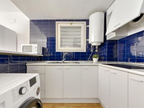 Kjøkken eller kjøkkenkrok på Apartment Platja de Roses-5 by Interhome