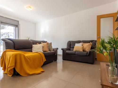 ein Wohnzimmer mit 2 Sofas und einer gelben Decke in der Unterkunft Holiday Home Gaviota 8 by Interhome in Riumar