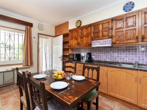 una cocina con una mesa con un bol de fruta. en Apartment Anfora 2 by Interhome, en Sant Martí d’Empúries