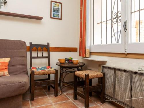 - un salon avec un canapé, une table et des chaises dans l'établissement Apartment Anfora 2 by Interhome, à Sant Martí d’Empúries