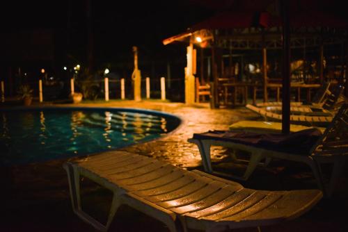 Bazén v ubytování Whispering Palms Island Resort nebo v jeho okolí