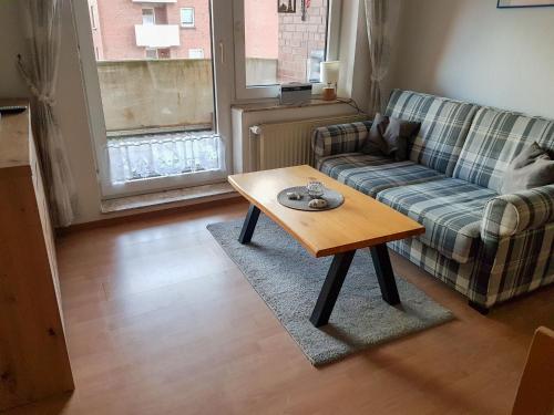 een woonkamer met een bank en een salontafel bij Apartment Norderney by Interhome in Dornumersiel