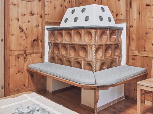 um banco de madeira com um fogão numa sala em Holiday Home Wiese by Interhome em Oberlehn