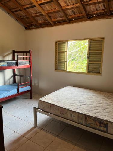 巴黑羅聖荷西的住宿－Casa na roça，一间卧室设有两张双层床和一扇窗户。