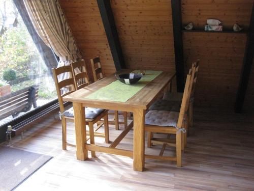 una mesa de madera y sillas en una habitación con ventana en Holiday Home Winnetou by Interhome en Machtlos