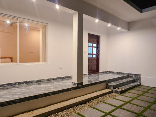 een lege kamer met een trap en een deur bij Marari Aidenz Beach Vibe Villa in Alleppey