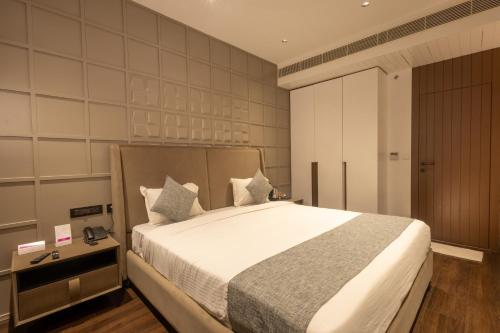 a bedroom with a large bed in a room at Hotel Parsons Court in Dindigul