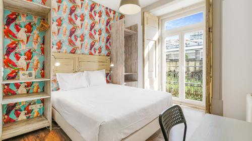 1 dormitorio con cama y ventana en The Indy House by LovelyStay en Lisboa