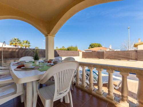 una mesa y sillas en un balcón con vistas en Holiday Home Teresa by Interhome, en Riumar