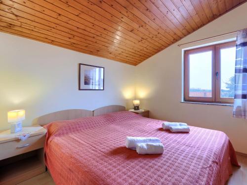 Postel nebo postele na pokoji v ubytování Apartment Ruža 2 by Interhome