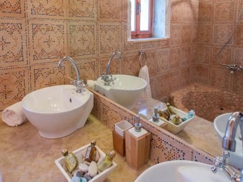 a bathroom with two sinks and a tub at Elegant Zante Villa - Villa Divas - 6 Bedrooms - Infinity Pool - 100 Metres To The Sea - Short Drive To Agios Nikolaos in Koríthion