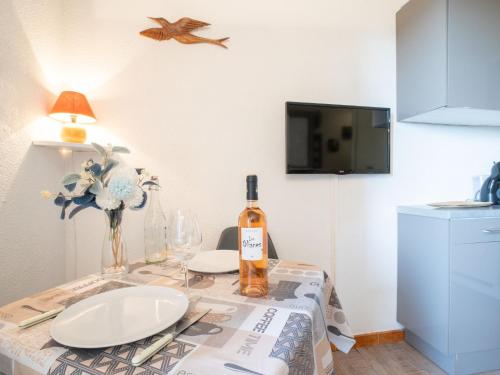 - une table avec une bouteille de vin dans l'établissement Studio Les Terrasses de la Mer-1 by Interhome, à Saint-Aygulf