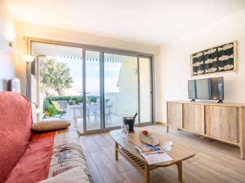 un salon avec un canapé et une table dans l'établissement Apartment Les Louvans-2 by Interhome, à Saint-Aygulf