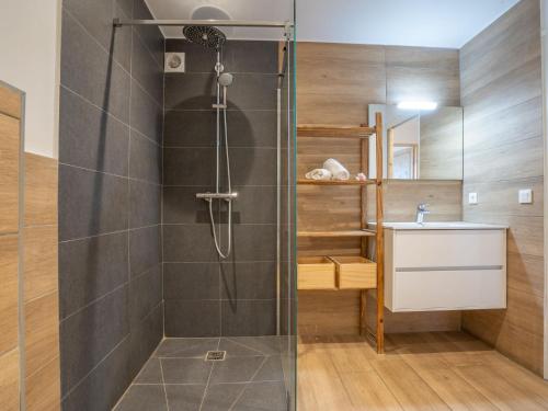 une douche avec une porte vitrée dans une salle de bain dans l'établissement Apartment Les Louvans-2 by Interhome, à Saint-Aygulf