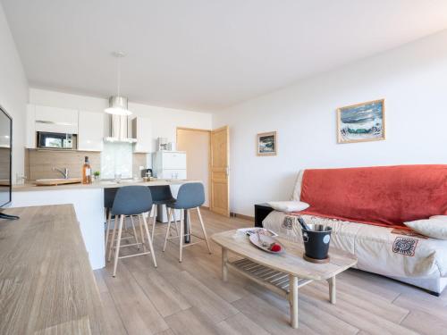 een woonkamer en een keuken met een bank en een tafel bij Apartment Les Louvans-2 by Interhome in Saint-Aygulf