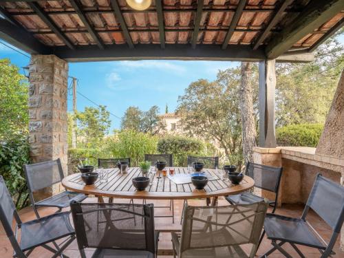 Une table et des chaises en plein air sont disponibles sur la terrasse avec vue. dans l'établissement Villa La Galandière by Interhome, à Saint-Aygulf