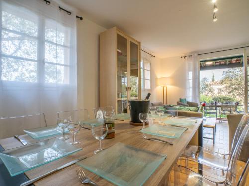 une salle à manger avec une table en bois et des verres à vin dans l'établissement Villa La Galandière by Interhome, à Saint-Aygulf