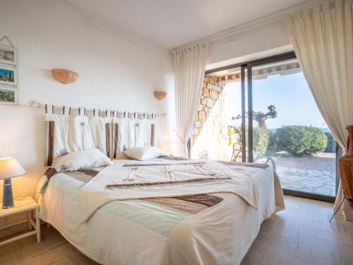 Postel nebo postele na pokoji v ubytování Apartment Les Maures de l'Esterel-1 by Interhome