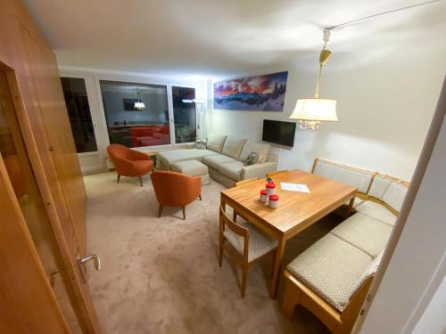 ein Wohnzimmer mit einem Sofa und einem Tisch in der Unterkunft Apartment Promenade - Utoring-79 by Interhome in Arosa