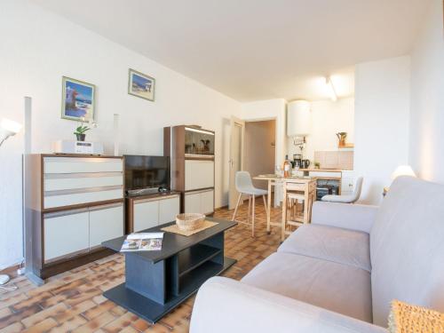 un salon avec un canapé et une table dans l'établissement Studio Les Louvans-3 by Interhome, à Saint-Aygulf