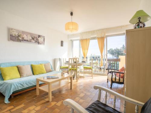 un salon avec un canapé et une table dans l'établissement Apartment Les Louvans-4 by Interhome, à Saint-Aygulf