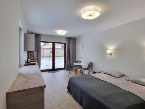 1 dormitorio con 1 cama y 1 mesa con sillas en Piaskowa 13 - Apartamenty dla Podróżujących bez Dzieci en Nickelswalde