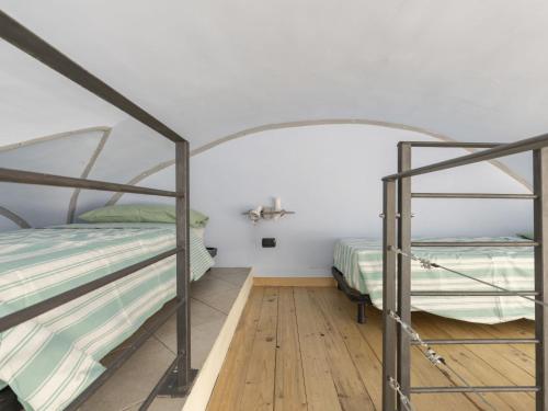 フィナーレ・リーグレにあるApartment Cielo e Mare - FLG111 by Interhomeのウッドフロアのドミトリールーム 二段ベッド2台