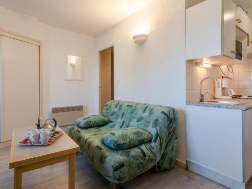 un petit salon avec un canapé et une table dans l'établissement Apartment La Pergola by Interhome, à Cabourg