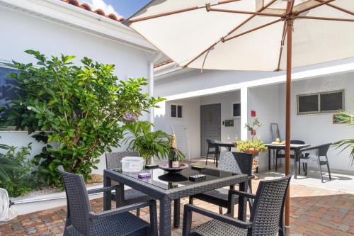 Un patio o zona al aire libre en Little Paradise