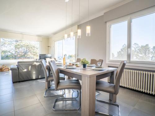 une salle à manger avec une table et des chaises dans l'établissement Holiday Home Gisèle by Interhome, à Saint-Aygulf
