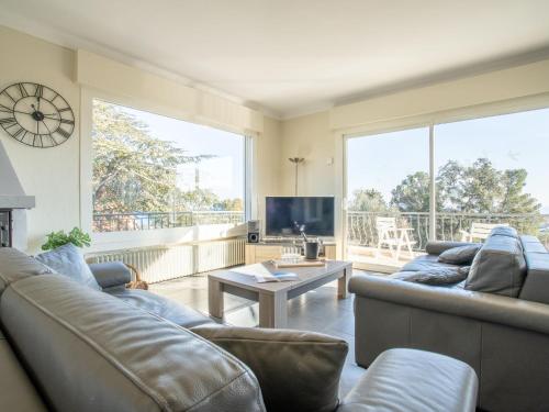 un salon avec deux canapés et une grande fenêtre dans l'établissement Holiday Home Gisèle by Interhome, à Saint-Aygulf