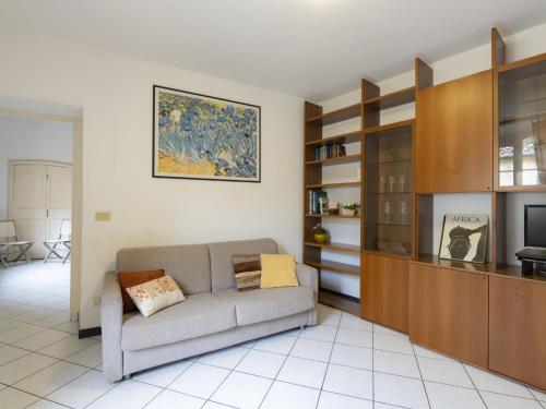 sala de estar con sofá y TV en Apartment Gallesio - FLG213 by Interhome en Finale Ligure