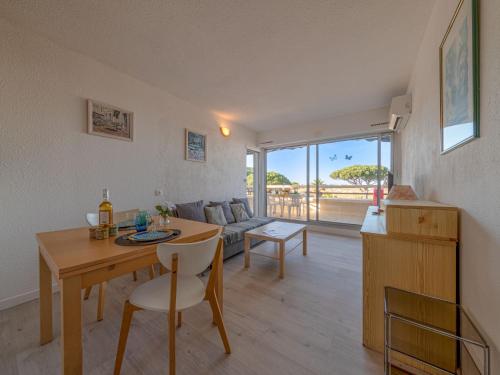 un salon avec une table et un canapé dans l'établissement Apartment Le Serpent de Mer-2 by Interhome, au Grau-du-Roi