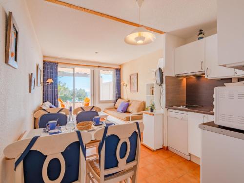 une cuisine et une salle à manger avec une table et des chaises dans l'établissement Apartment Les Coteaux de la Nartelle-3 by Interhome, à Sainte-Maxime
