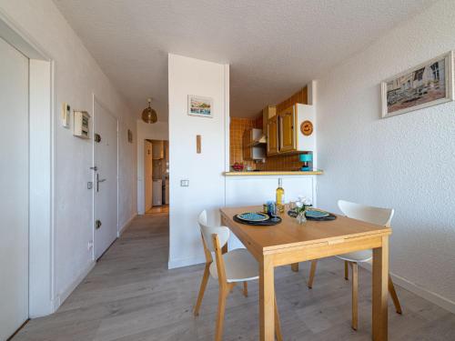 une cuisine et une salle à manger avec une table et des chaises dans l'établissement Apartment Le Serpent de Mer-2 by Interhome, au Grau-du-Roi